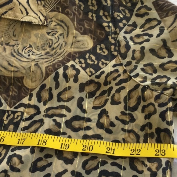 Woman’s Tiger Print Blouse size L color tan and black looks like 2 pc but is 1 - Picture 4 of 9